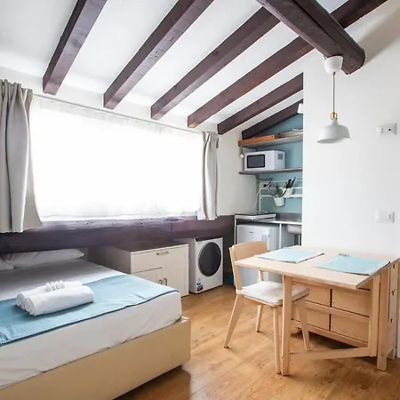 Cozy Near מילאנו